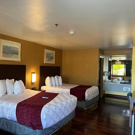 Americas Best Value Inn Phoenix Medford Exterior photo