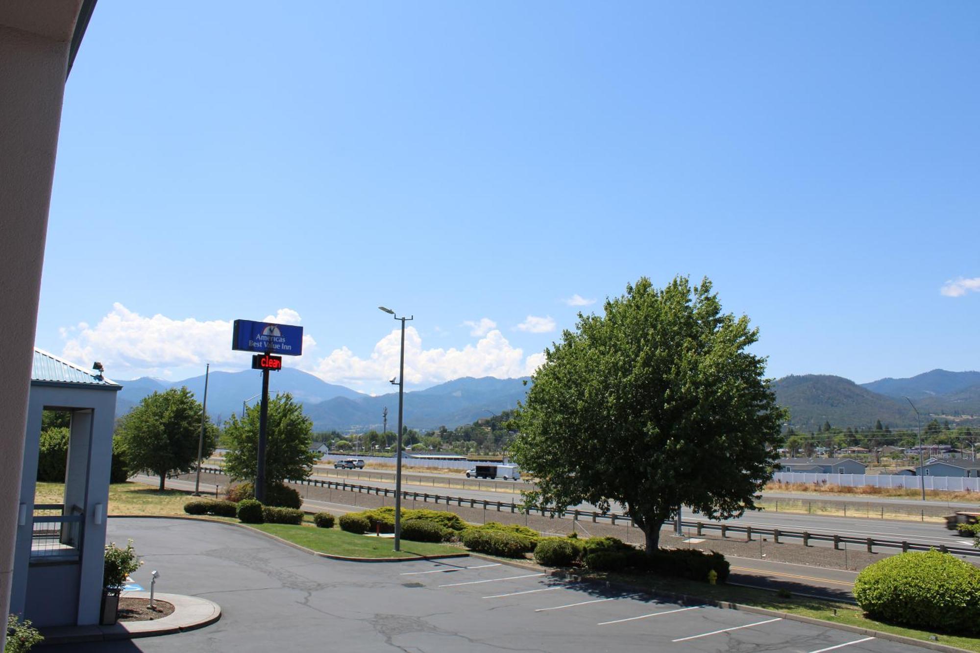 Americas Best Value Inn Phoenix Medford Exterior photo