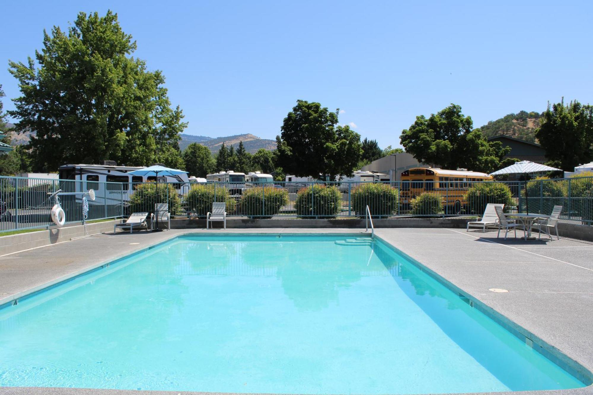 Americas Best Value Inn Phoenix Medford Exterior photo