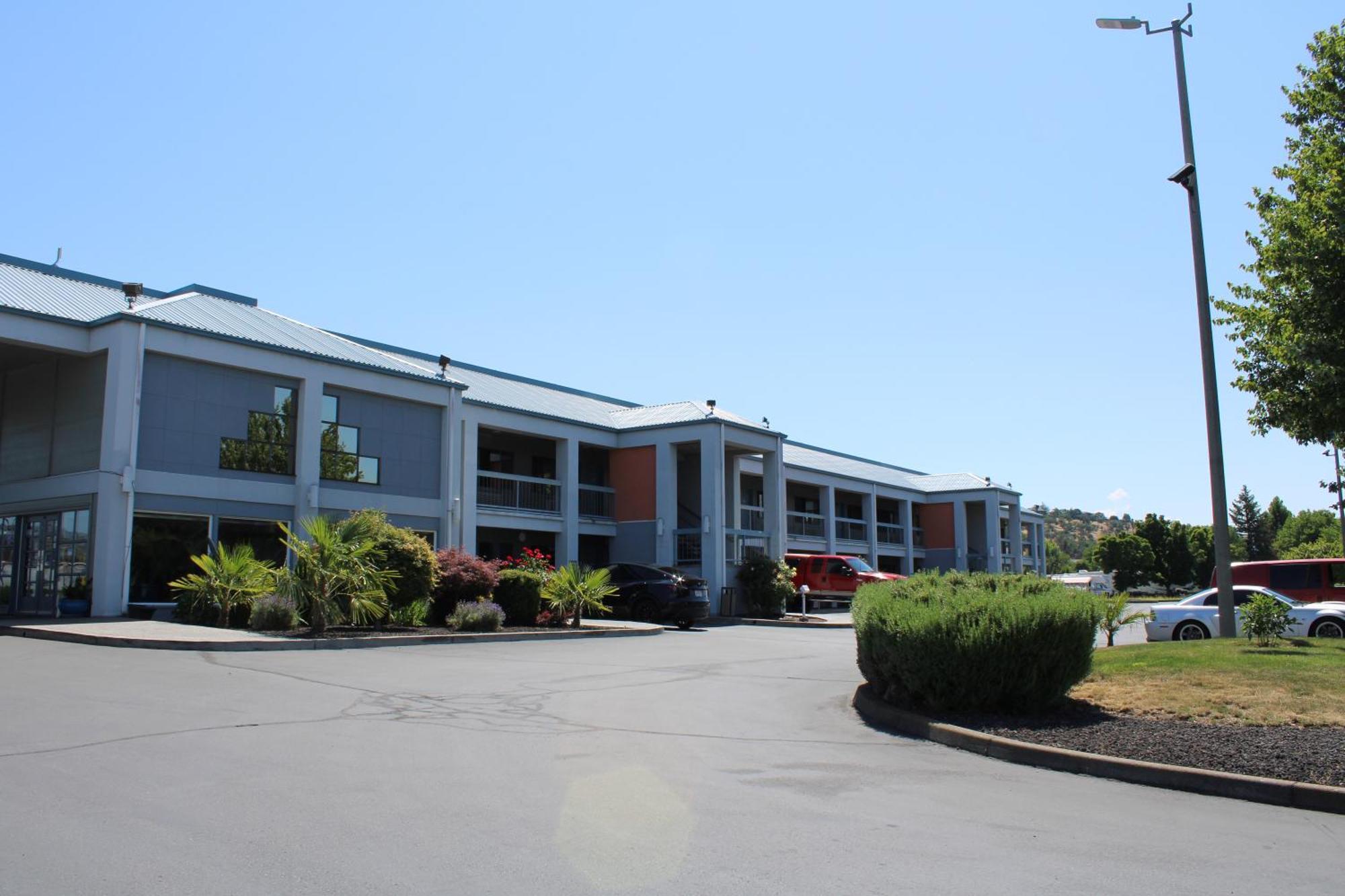 Americas Best Value Inn Phoenix Medford Exterior photo