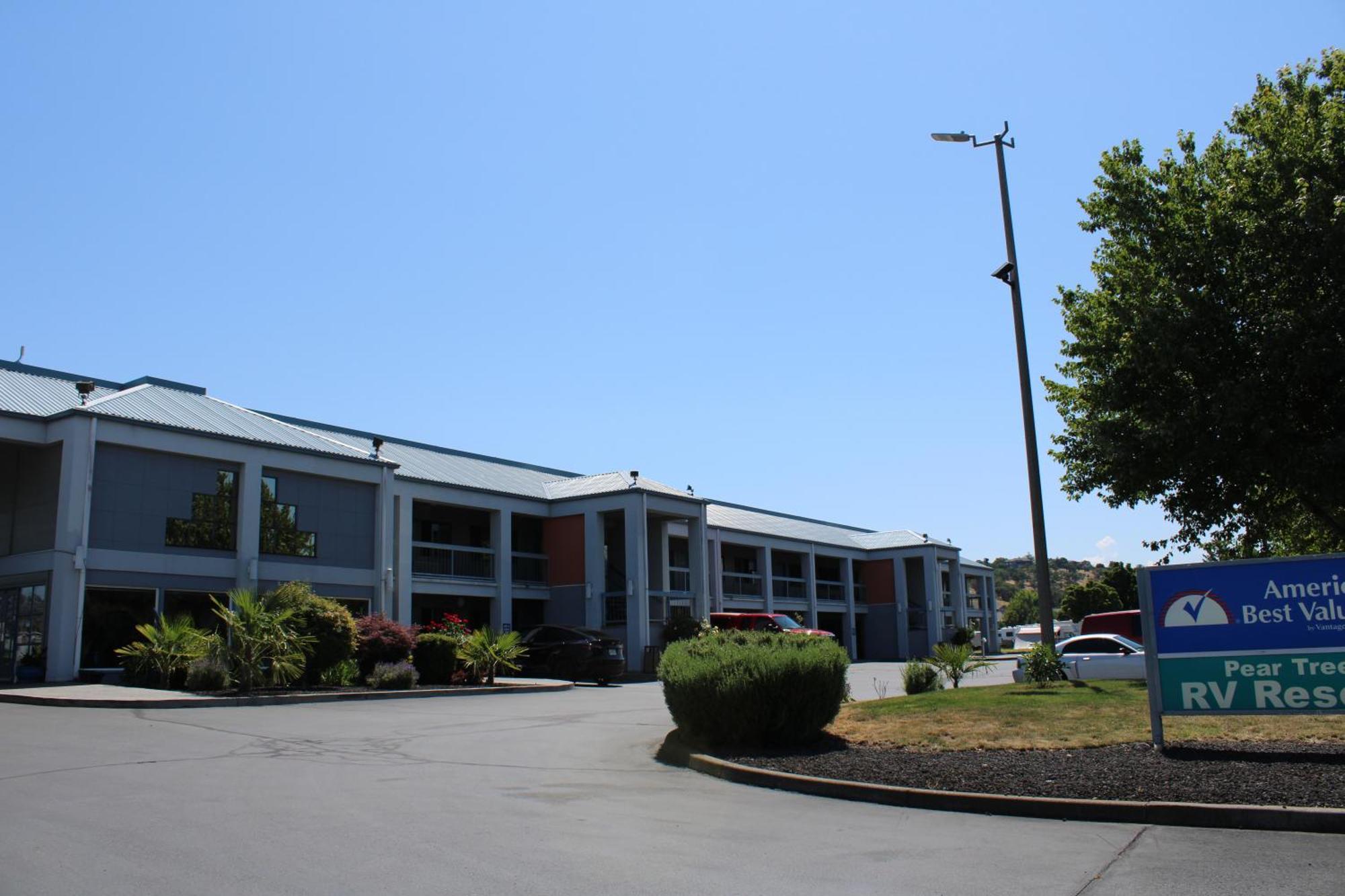 Americas Best Value Inn Phoenix Medford Exterior photo