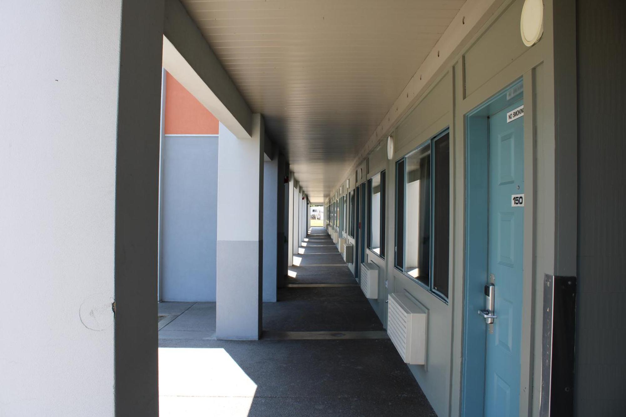 Americas Best Value Inn Phoenix Medford Exterior photo