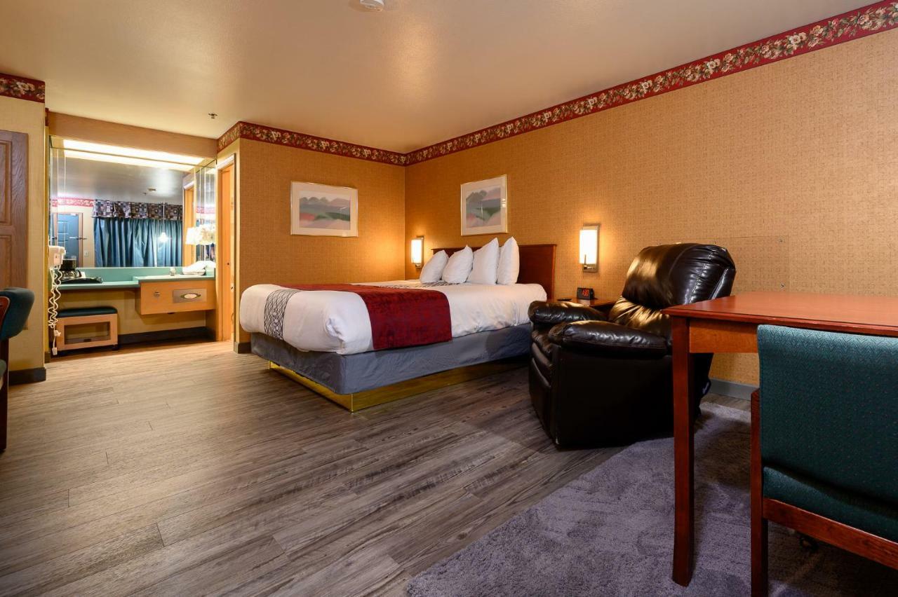 Americas Best Value Inn Phoenix Medford Exterior photo